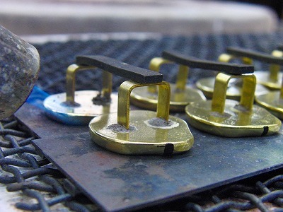 ブランドオリジナル・特注のカシメ、ボタン、チャーム、ネームプレート、ボタン、カフス、ピンバッジ金具。