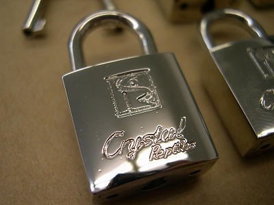 オーダーメイド・オリジナルのブランドロゴを彫刻した、特注のロック・鍵金具