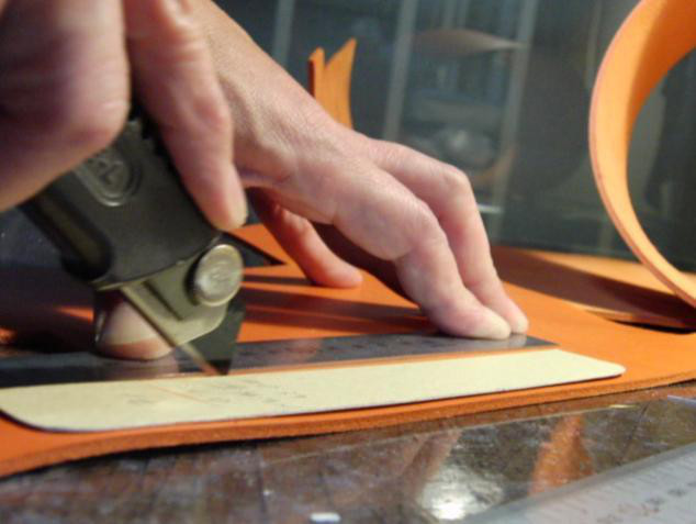 オリジナル金具の生産から、革の縫製までの一括生産の受注開始