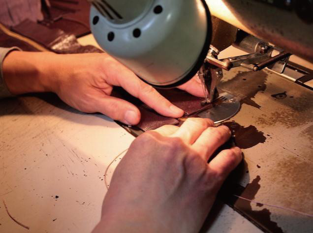 オリジナル金具の生産から、革の縫製までの一括生産の受注開始